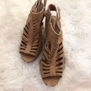 Francesca’s Brown/Tan Heels/Sandals, Sz 8.5🌻